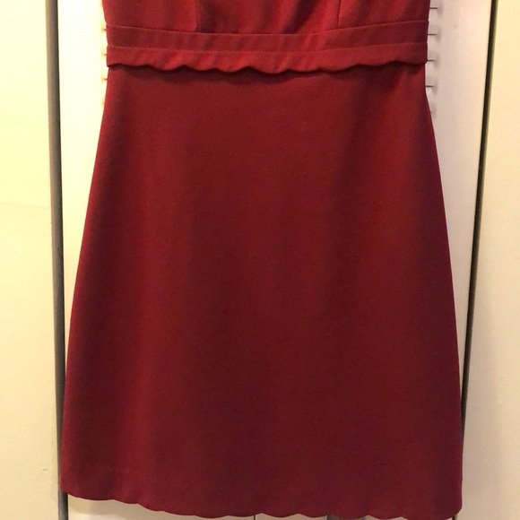 Scalloped maroon tshirt dress - Picture 2 of 3